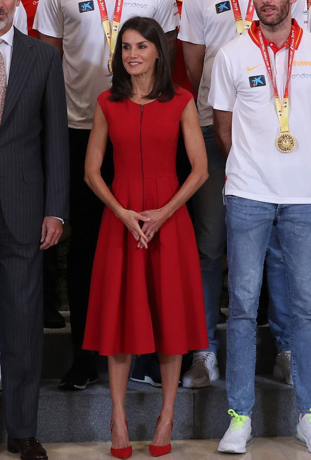 سحرتنا ليتيزيا ملكة إسبانيا بتألقها بفستان أحمر قوي من دار كارولينا هيريرا Carolina Herrera