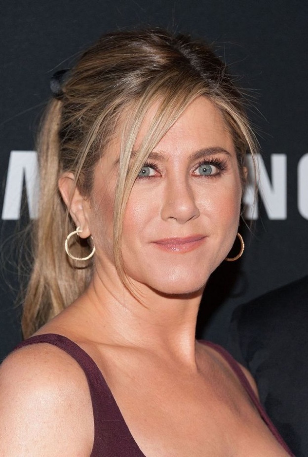 جينيفر أنستون تزينت بمجوهرات Fred Leighton