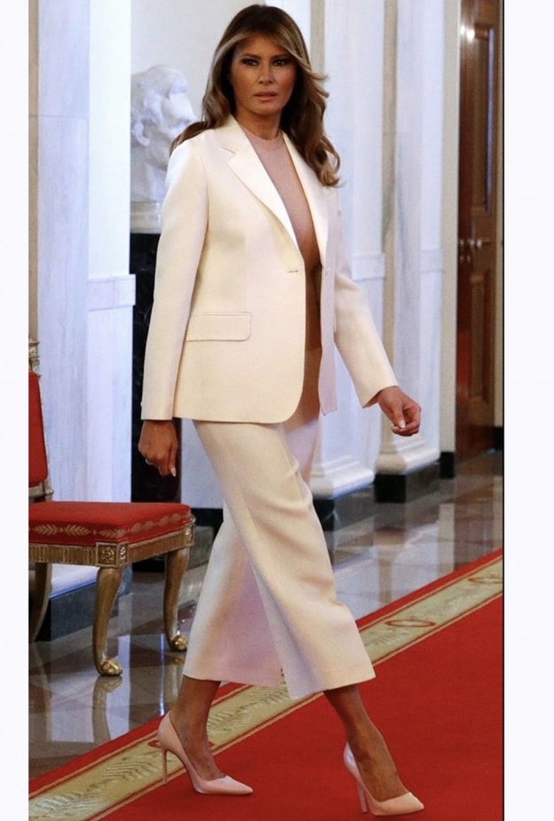 الملكة رانيا في بدلة انيقة باللون الازرق