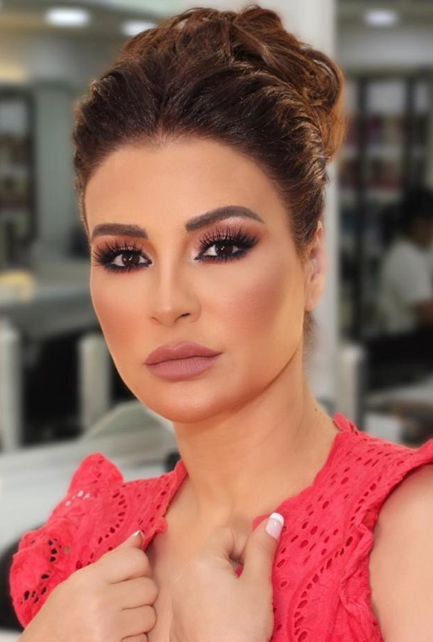 ماغي بو غصن تختار اطلالات راقية