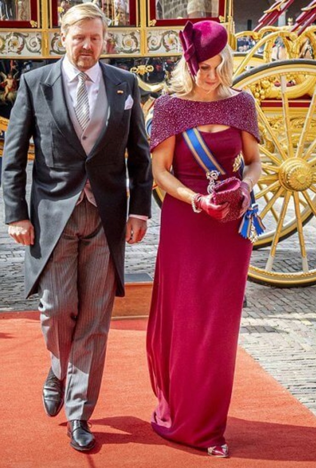  الملكة ماكسيما ظهرت في ذلك اليوم في إطلالة عصرية أنيقة حيث كانت ترتدي فستان أنيق جديد