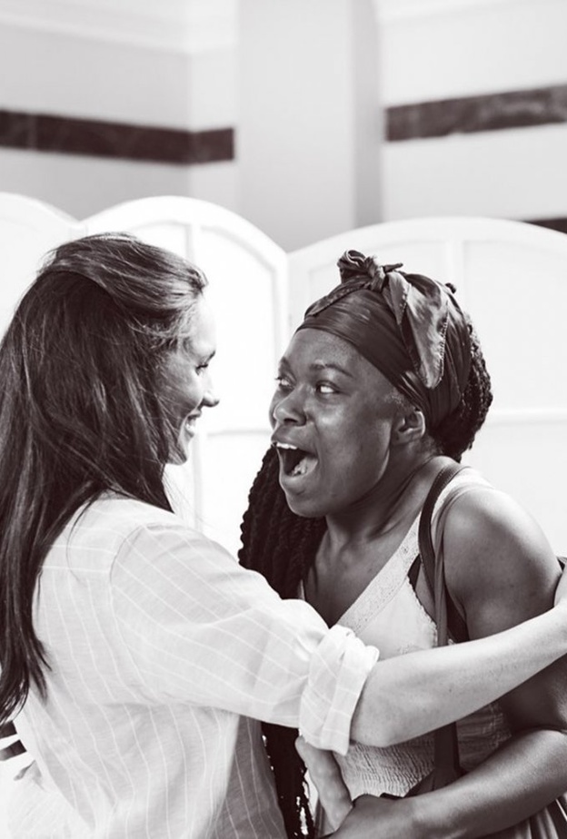 الكثير من الضحك والطاقة الإيجابية