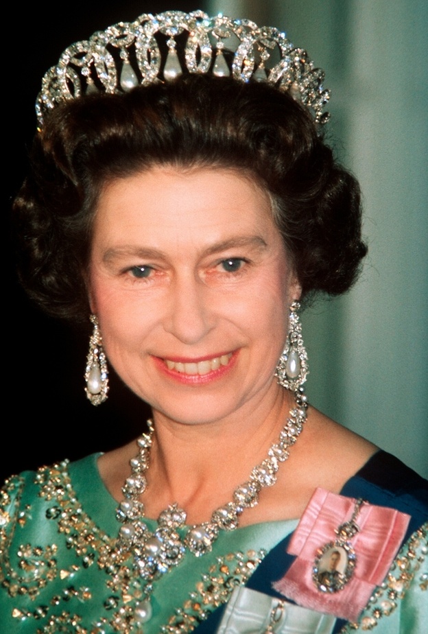 الملكة ورثة التاج عن جدتها