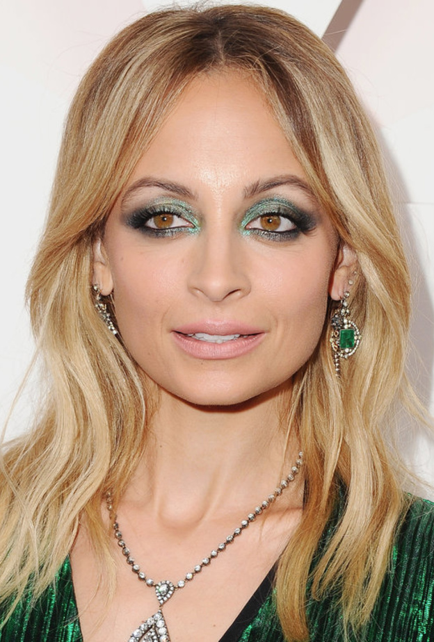 تسريحات الشعر المثبتة إلى الوراء