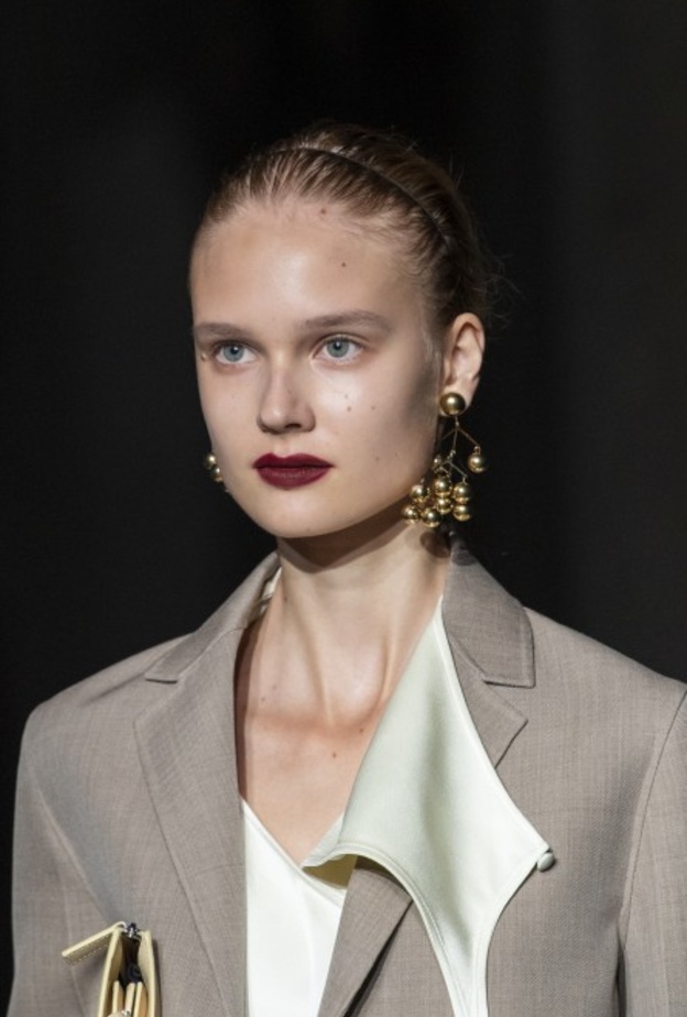 أحمر شفاه مخملي مع المكياج الطبيعي من دار Jil Sander