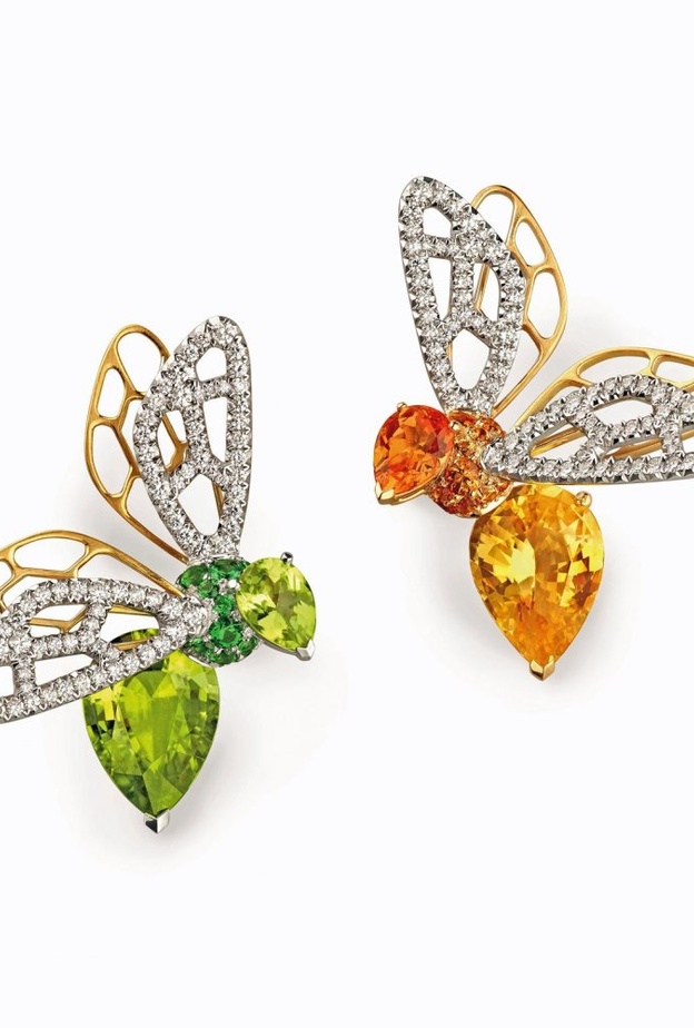 تصميم اقراط بأشكال النحلة الذهبية مزدانة بحجر البريدوت والزفير من Chaumet