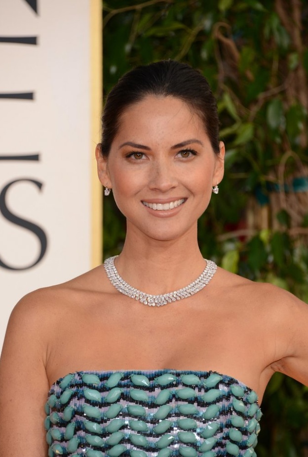 أوليفيا مون بزوج من الأقراط الطويلة الأنيقة من ماركة EF Collection