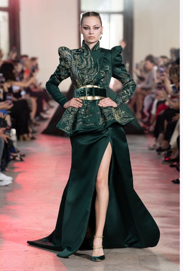  فساتين خطوبة بشق جانبي من مجموعة ايلي صعب