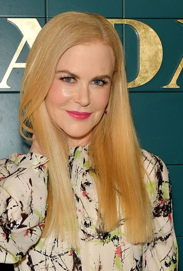 تألقت نيكول كيدمان بخطوط المكياج البرونزي مع الظلال البنية الفاتحة