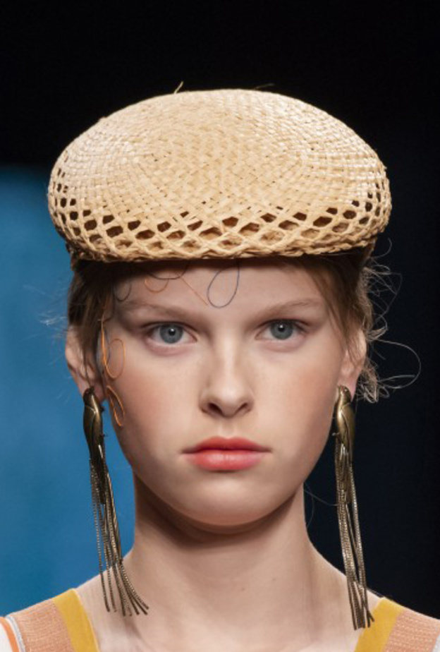 أكسسوارات شعر الباند الرفيع مع الخصل المبللة من وحي Jil Sander