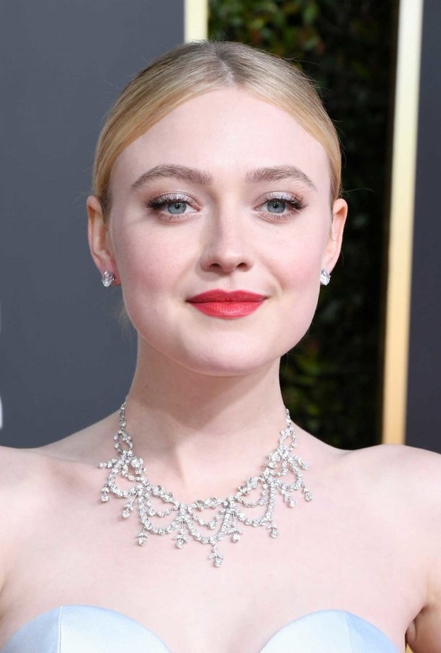 داكوتا فانينغ تزينت بقلادة ماسية جذابة من ماركة Beladora