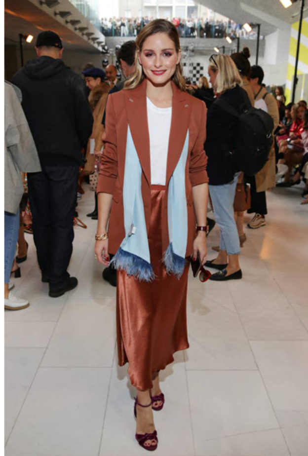 إطلالة أنيقة باللون الأسود اختارتها عارضة الأزياء ‏‎ Halima Adenمع الفستان الطويل والبلايزر ‏الرسمية