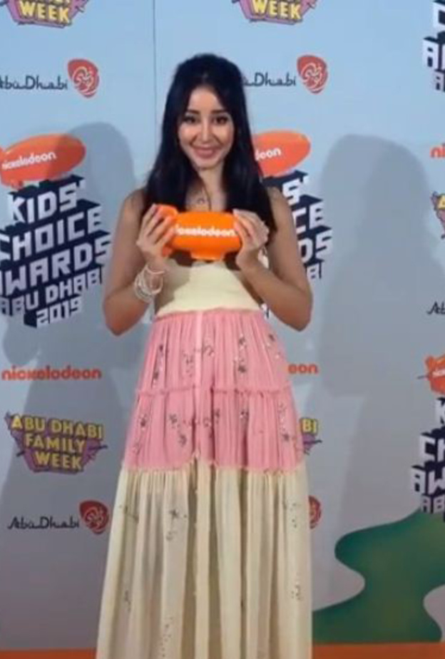 تألقت ريا أبي راشد بقميص أبيض نسقته مع تنورة طويلة من الترتر من تصميم l_v_f_d