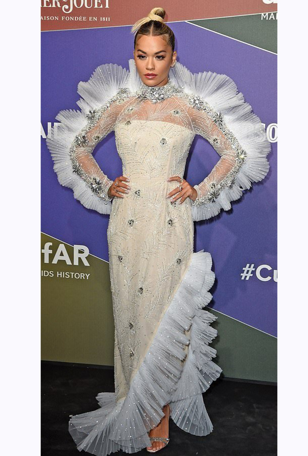 جيسيكا قهواتي بفستان من Alberta Ferretti