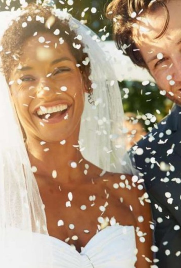 الأزواج الذين يقضون فترات أطول في الضحك والمزاح خلال جلسات تصوير حفلات الزفاف أو الخطبة