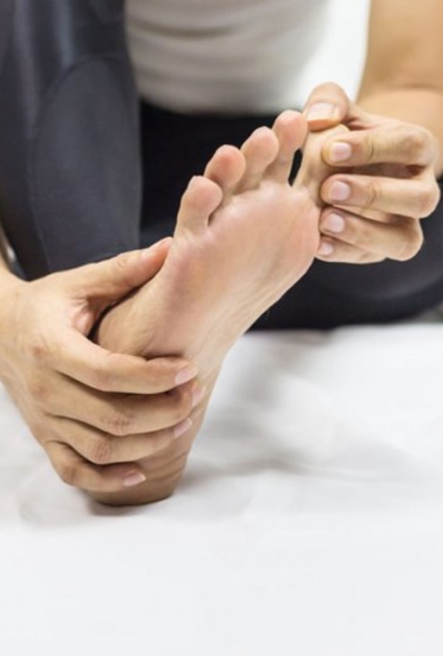 تورم الأطراف وألمها من مضاعفات ارتفاع حمض اليوريك أسيد