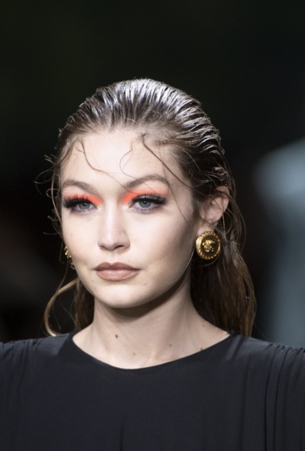 رسمات عيون بارزة ومرجانية من Versace