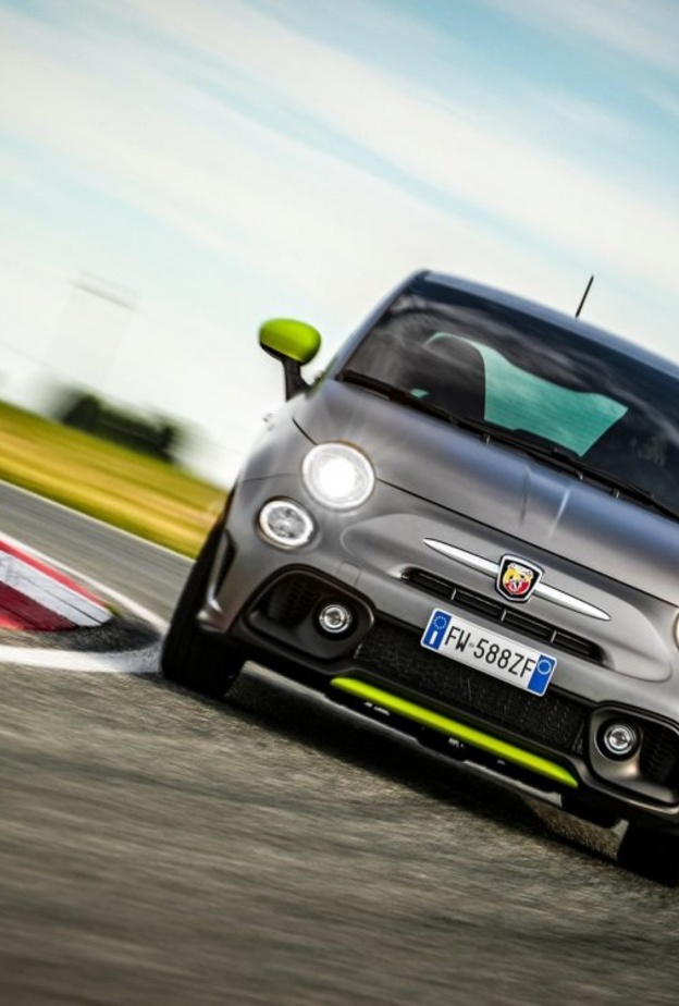 جاءت Abarth 595 Pista مع محرك رباعي الأسطوانات معزز بالتوربو ينتج قوة 165 حصان