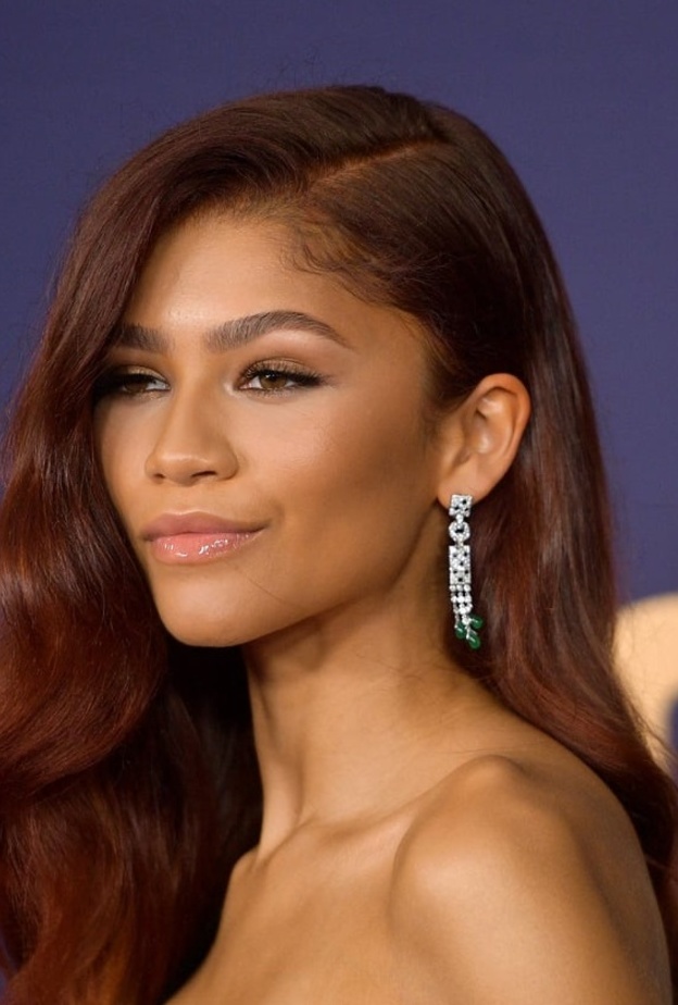 اختارت إميليا كلارك Emilia Clarke أقراط من ديفيد ويب David Webb