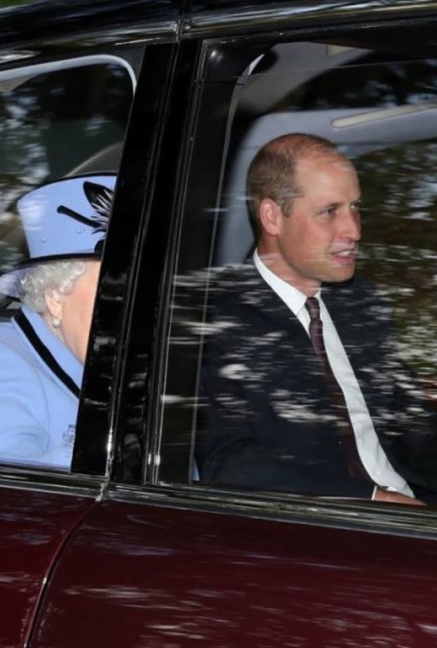 الأمير وليام في ظهور مفاجئ بصحبة الملكة في بالمورال