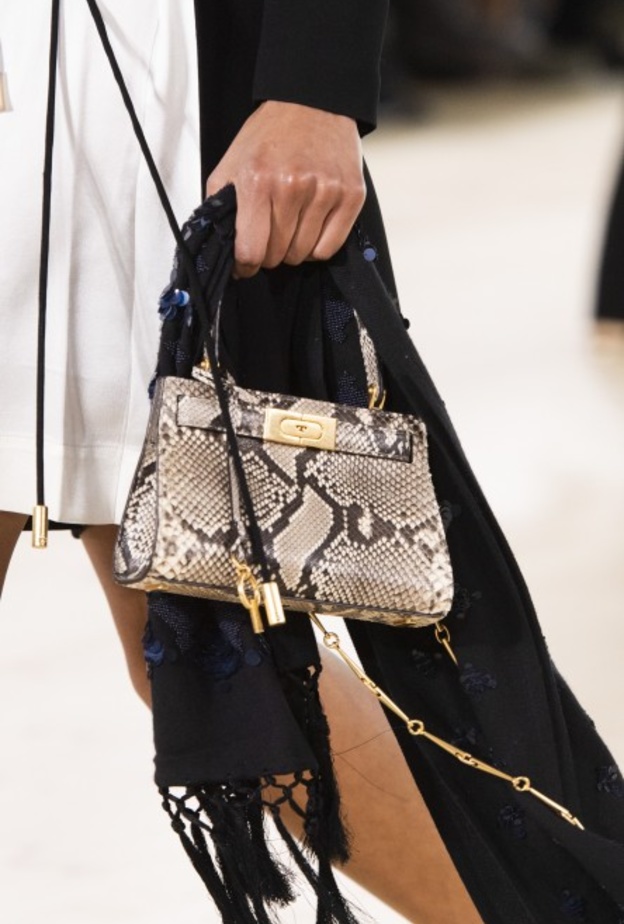 شنط كبيرة بنقشات جلد الأفعى من Staud