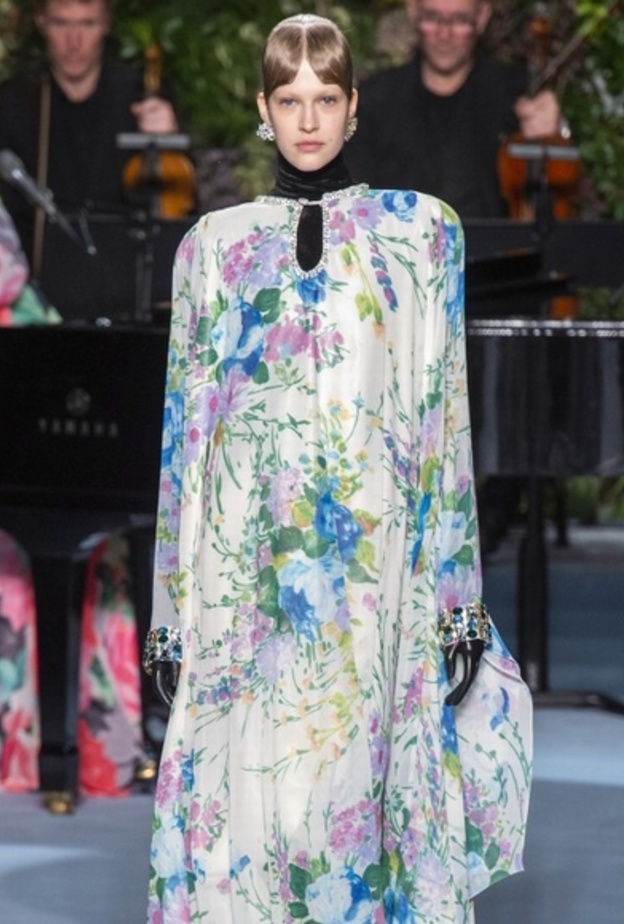 فساتين محتشمة واسعة ومطبّعة بالورود مع طبقات الكشكش من Erdem