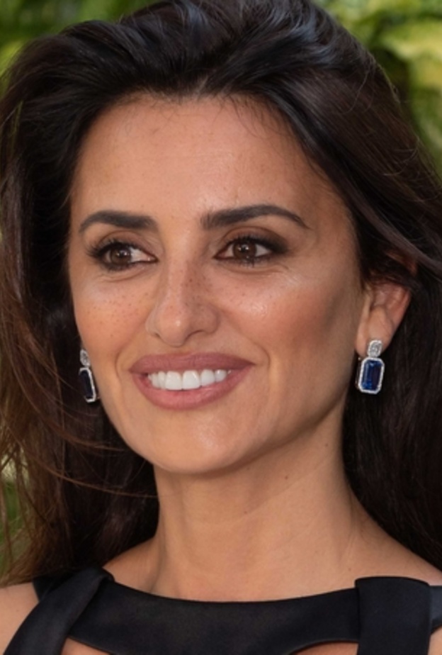  أقراط ألماس رائعة اعتمدتها بينيلوب كروز من أتيليه سواروفسكي