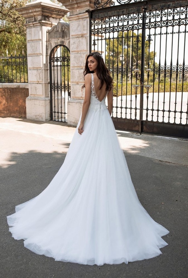 موديلات فساتين زفاف بفتحة ظهر