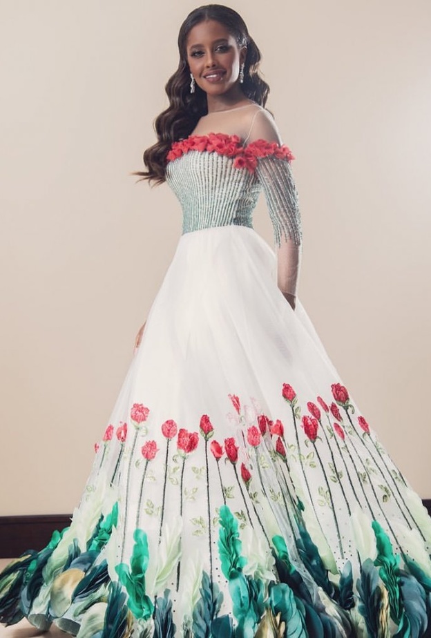 نوال الكويتية تختار فستان باللون الارجواني مزدان بالريش