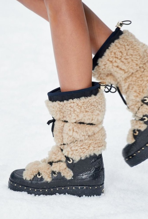  حذاء شتوي من Chanel