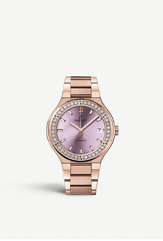 تصميم ساعة كلاسيكية من بياجيه من الذهب ومرصعة بايطار من الماسات