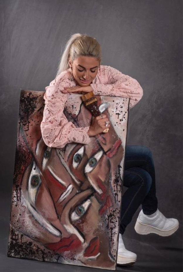 التشكيلية غدير حافظ تطلق معرضها التشكيلي السادس في المدينة