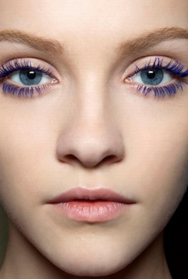 اعتمدي ماسكارا بنفسجية في هذا الموسم