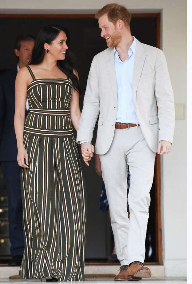 تألقت دوقة ساسكس بفستان طويل باللون الكاكي من ماركة STAUD