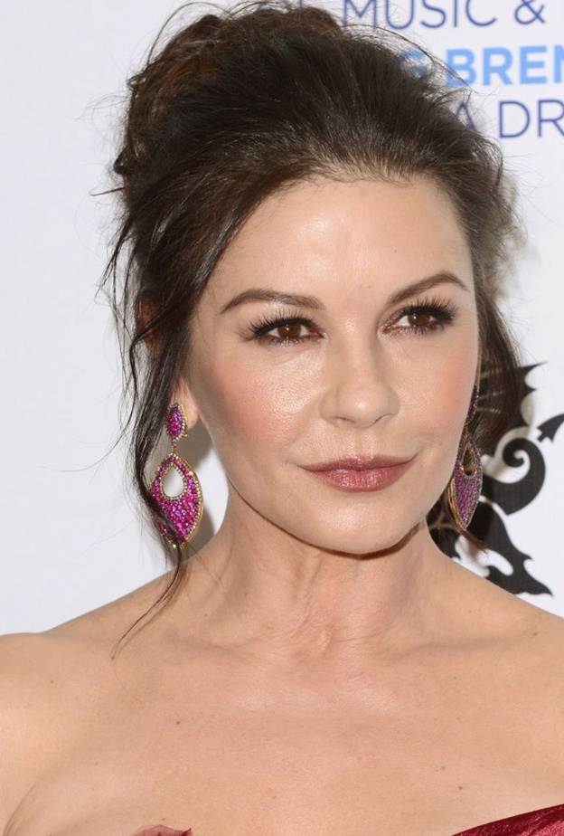 أنوثة كاثرين زيتا جونز بأقراط جاكوب أند كو Jacob & Co