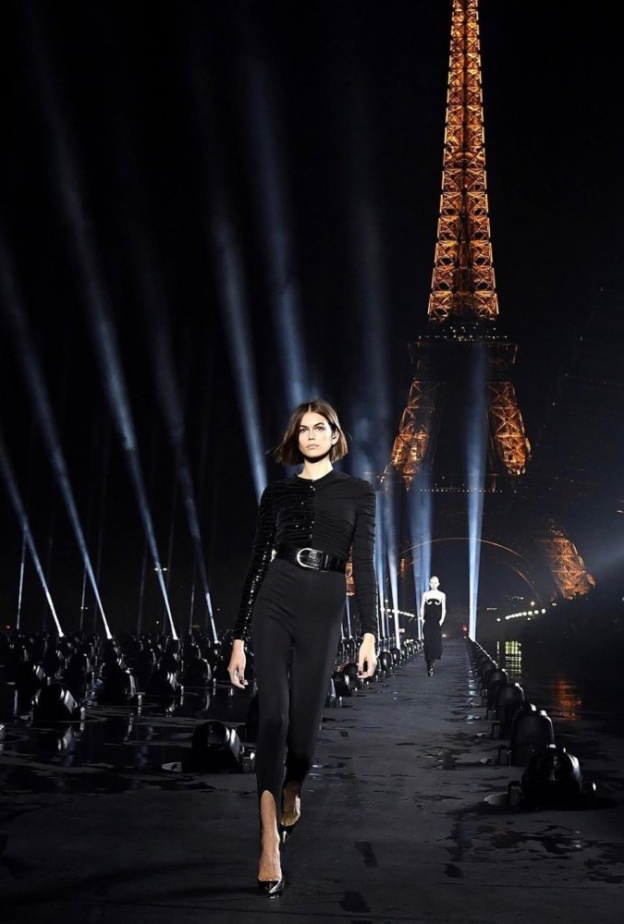 كايا جربر في عرض ايف سان لوران YSL أمام برج أيفل في باريس