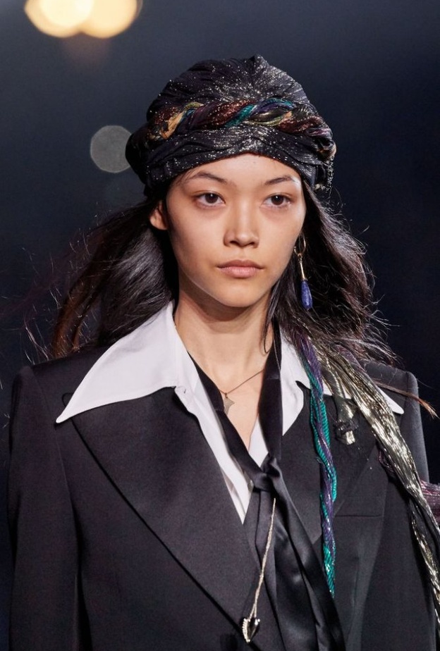 تسريحات شعر كاري منسدلة من Saint Laurent