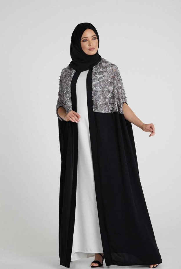 الأبيض الراقي بعباية فاخرة وعصرية من ضحى النهاري