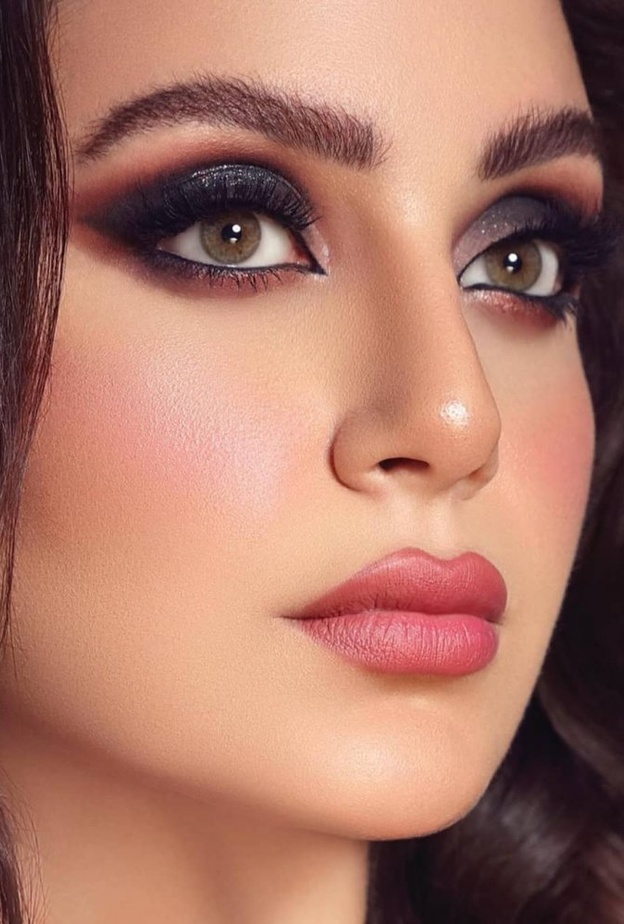 ابنة هيفاء وهبي تعتمد اطلالة جمالية محترفة