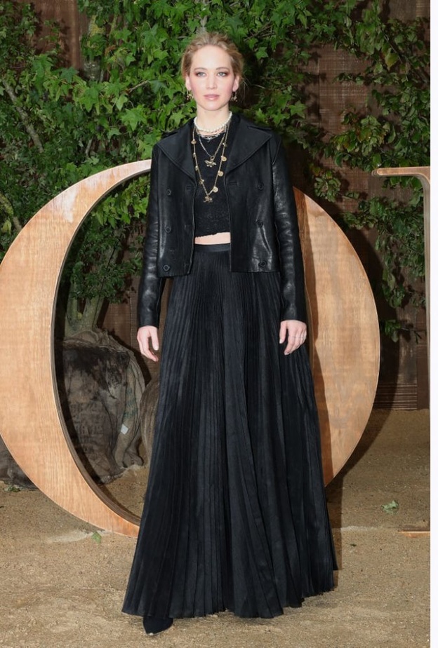 إطلالة راقية للنجمة Salma Hayek باللون الأسود مع التنورة الطويلة والقميص اللماعة في عرض Saint Laurent