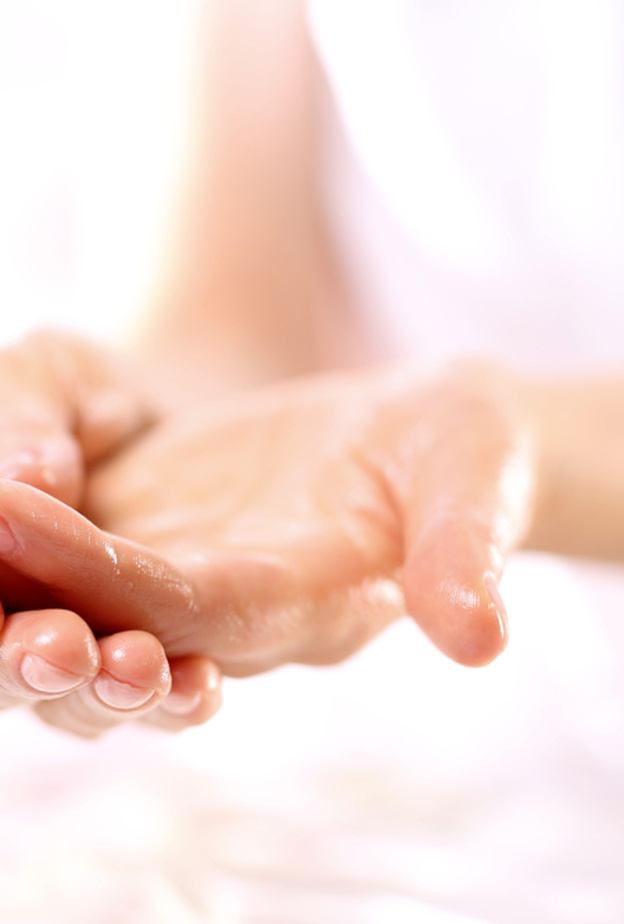 احصلي على يدين ناعمتين بتطبيق زيت شجرة الشاي