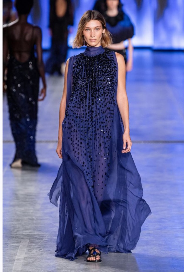  فستان سهرة مطرز بالكريستال من Alberta Ferretti