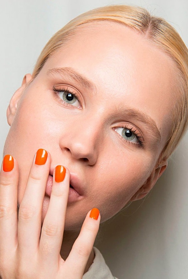 ألوان مناكير فاتحة مناسبة للبشرة البيضاء