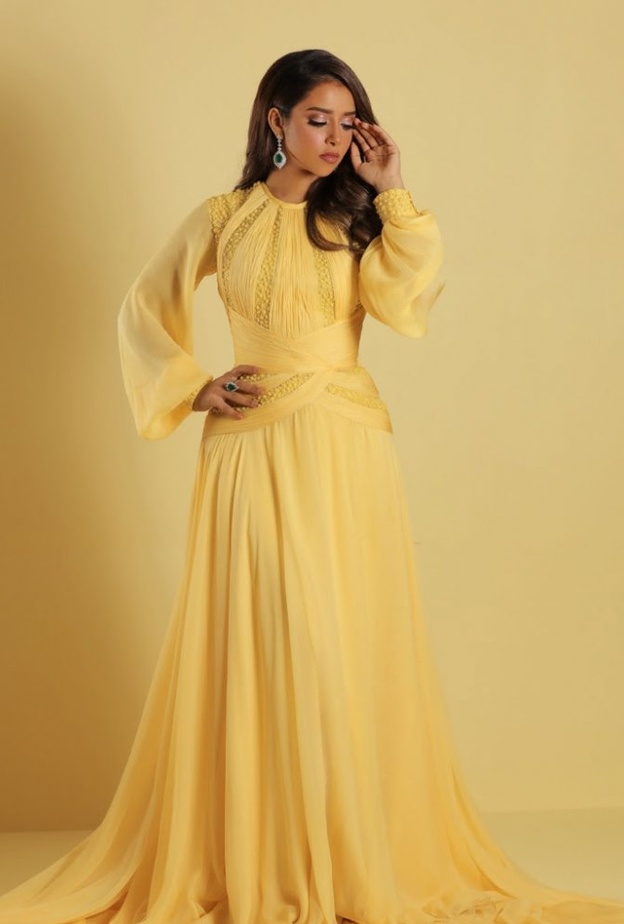 فستان باللون الاصفر