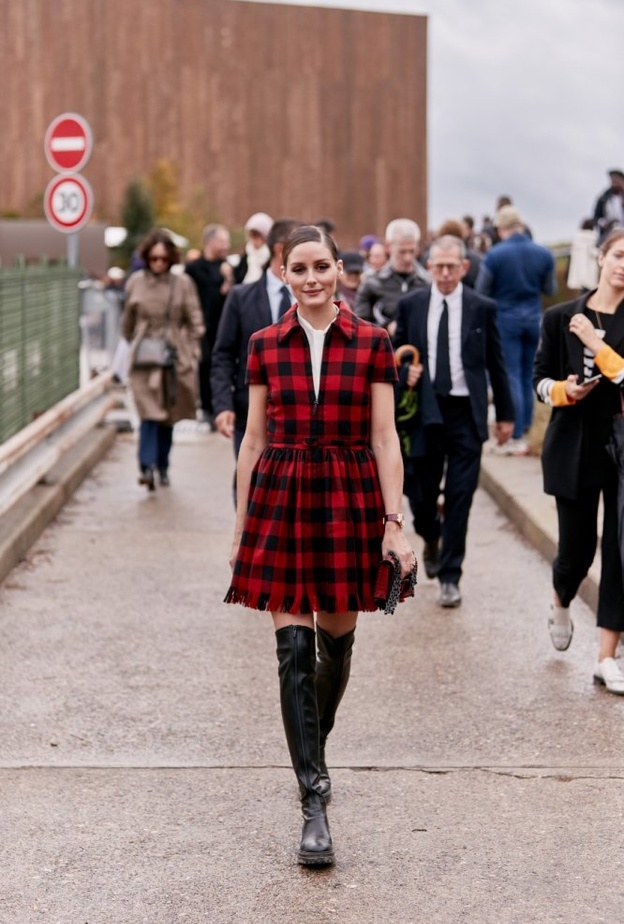 إطلالة كلاسيكية في شوارع باريس مع التنورة المستقيمة والجاكيت المقلمة