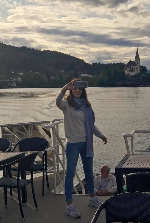 إختارت نانسي الإطلالة بجاكيت doudoune باللون الأسود مع القبعة التي غطّت بها رأسها