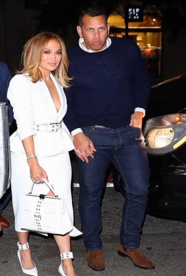 برزت جنيفر لوبيز Jennifer Lopez باختيارها موضة اللون الأبيض مع بدلة رسمية راقية من توقيع مايكل كورس Michael Kors