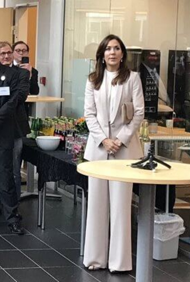  الأميرة ماري ظهرت في الحفل بإطلالة عصرية أنيقة حيث ارتدت سترة أنيقة وبنطلون أنيق من ماركة Andiata