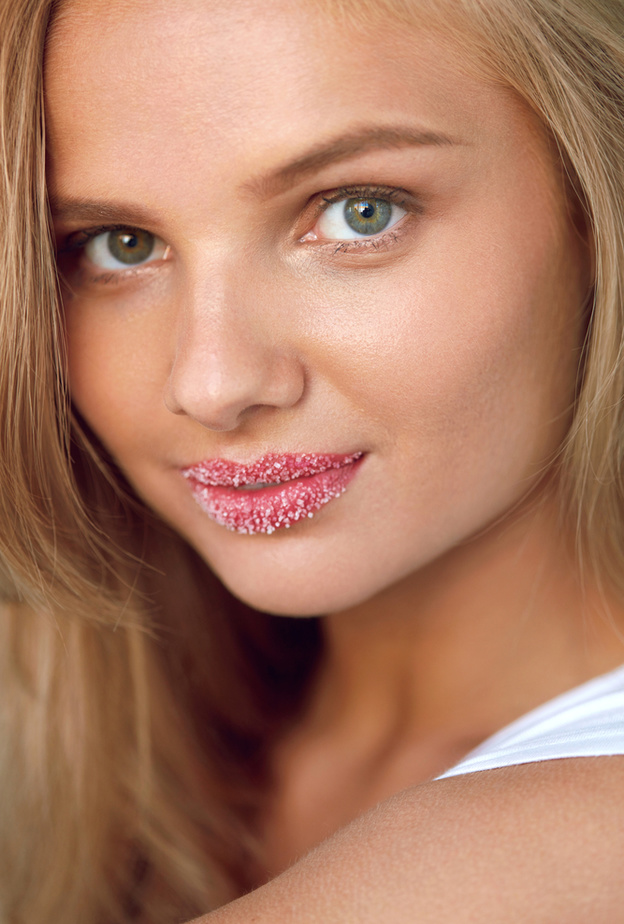 اخلطي السكر مع العسل لتقشير الشفاه