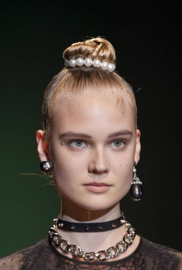  تسريحات شعر الكعكة العالية مع اللؤلؤ بأسلوب دار ‏Andrew GN